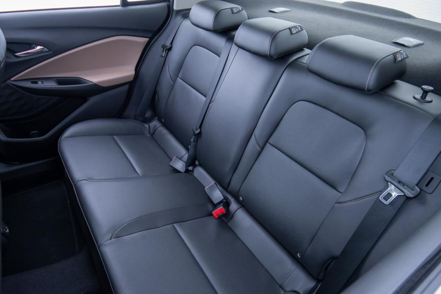 Интерьер Chevrolet Onix Plus Premier 2019 года  (LA) (фото 16 из 24)